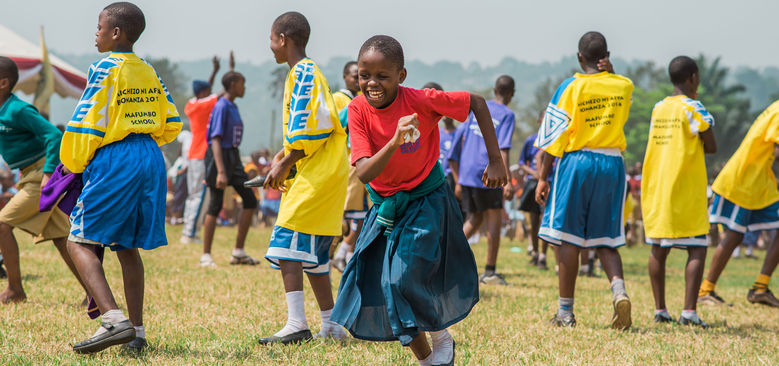 Afrikanische Mädchen und Jungen spielen Fussball (Foto)