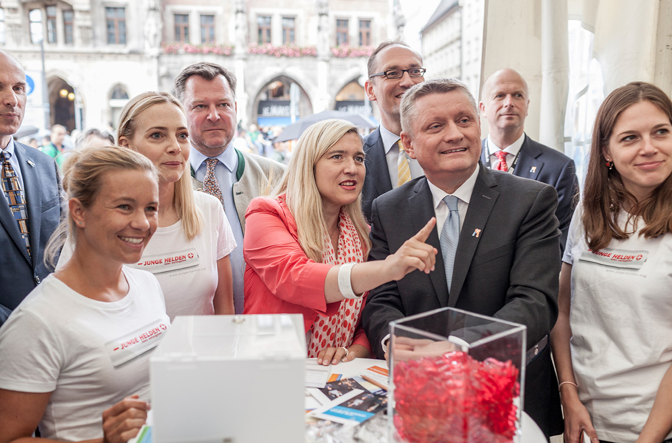 Bayerns Gesundheitsministerin Melanie Huml (Mitte) mit Bundesgesundheitsminister Hermann Gröhe am Infostand der Jungen Helden (Foto)