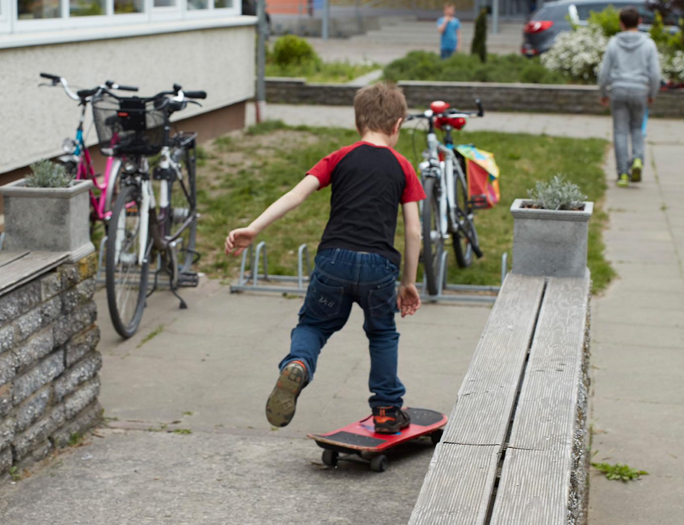 Kind fährt mit dem Skateboard in der Arche (Foto)
